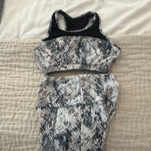 2 piece legging and bra set. One size but runs small.